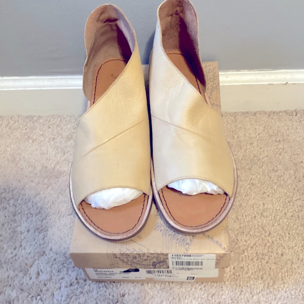 NWB Free People Mont Blanc leather sandals sz 41.5/11 natural/beige color.